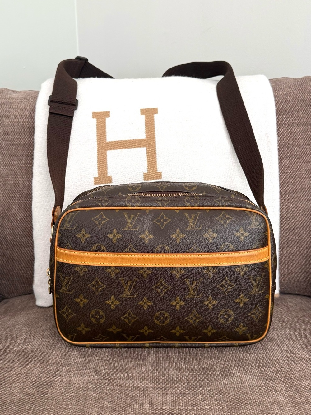 Authentic Louis Vuitton Reporter PM unisex messenger crossbody bag monogram LV - Picture 2 of 16